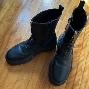Oversized leather boot REAL LEATHER BLACK BOOTS WITH FRONT AND SIZE ZIPPER.